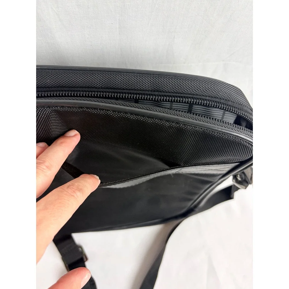 Kenneth Cole Reaction Black Messenger Bag Crossbody Tech Travel Tablet Case